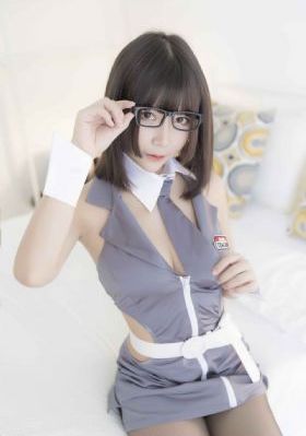 在客厅里自慰弄得又大又硬_HD高清视频播放